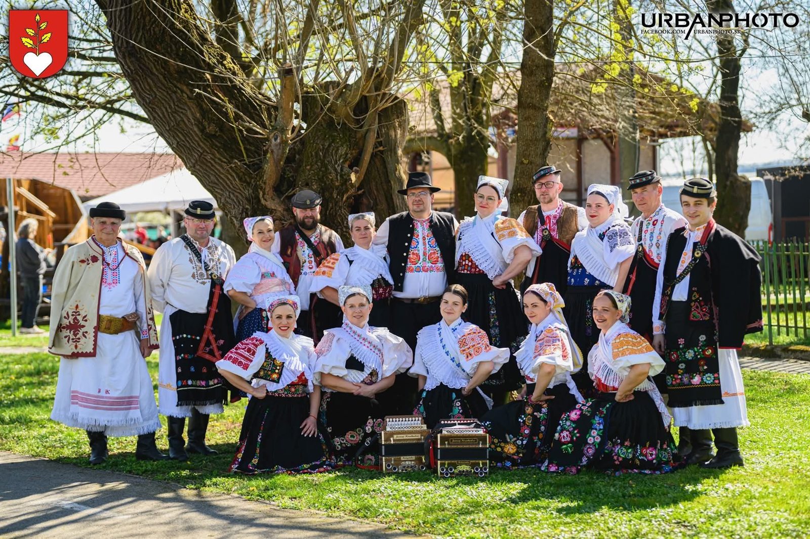 Spoločná fotografia FSk HRÁČI pri heligónkach