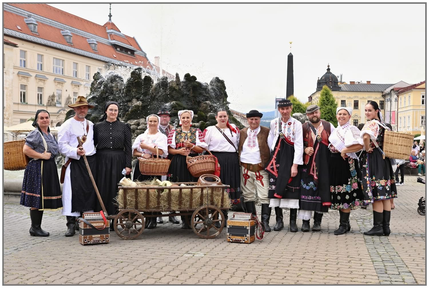 Skupina s hrnčiarskym vozíkom na námestí