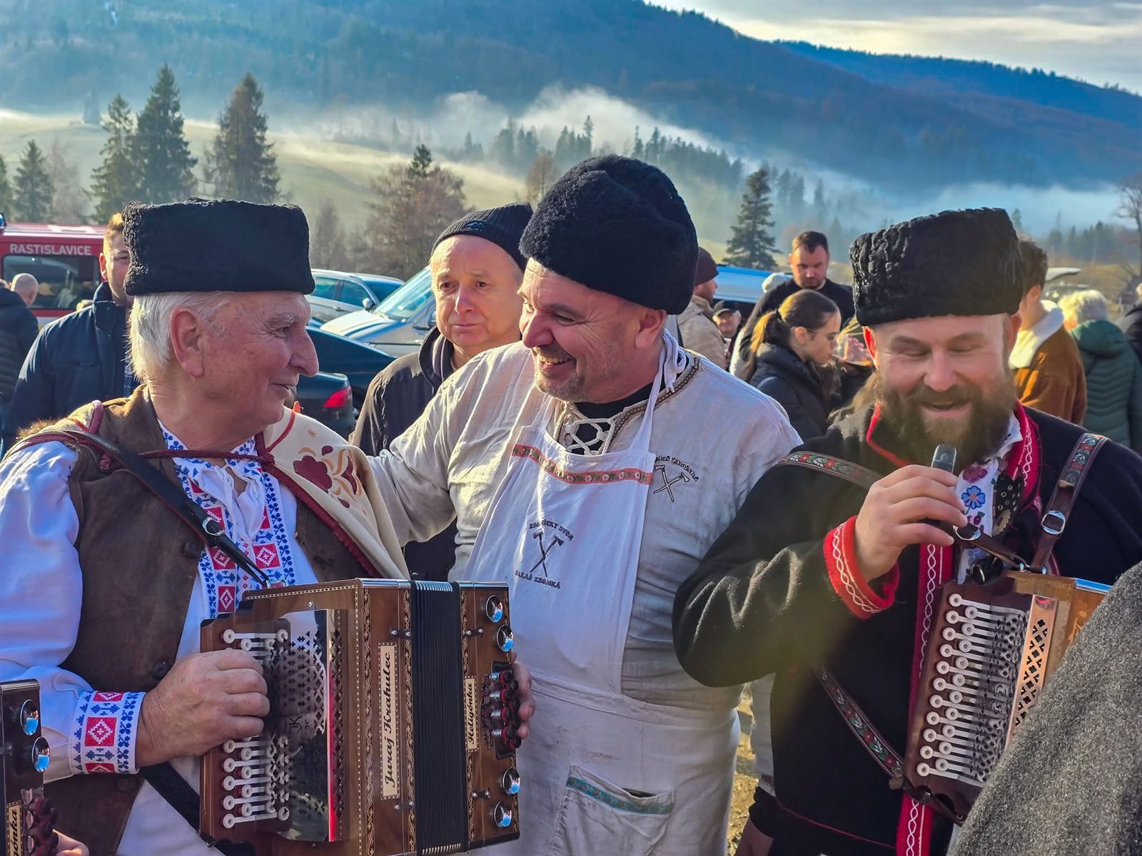 Heligonkári počas vonkajšieho vystúpenia