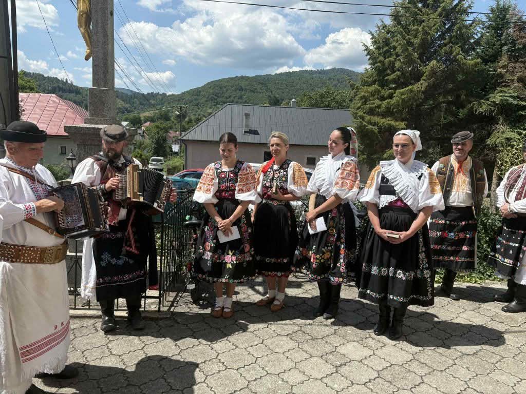 Hudobníci a speváci počas posedenia