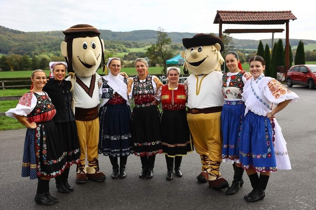 Skupinová fotografia s maskotmi