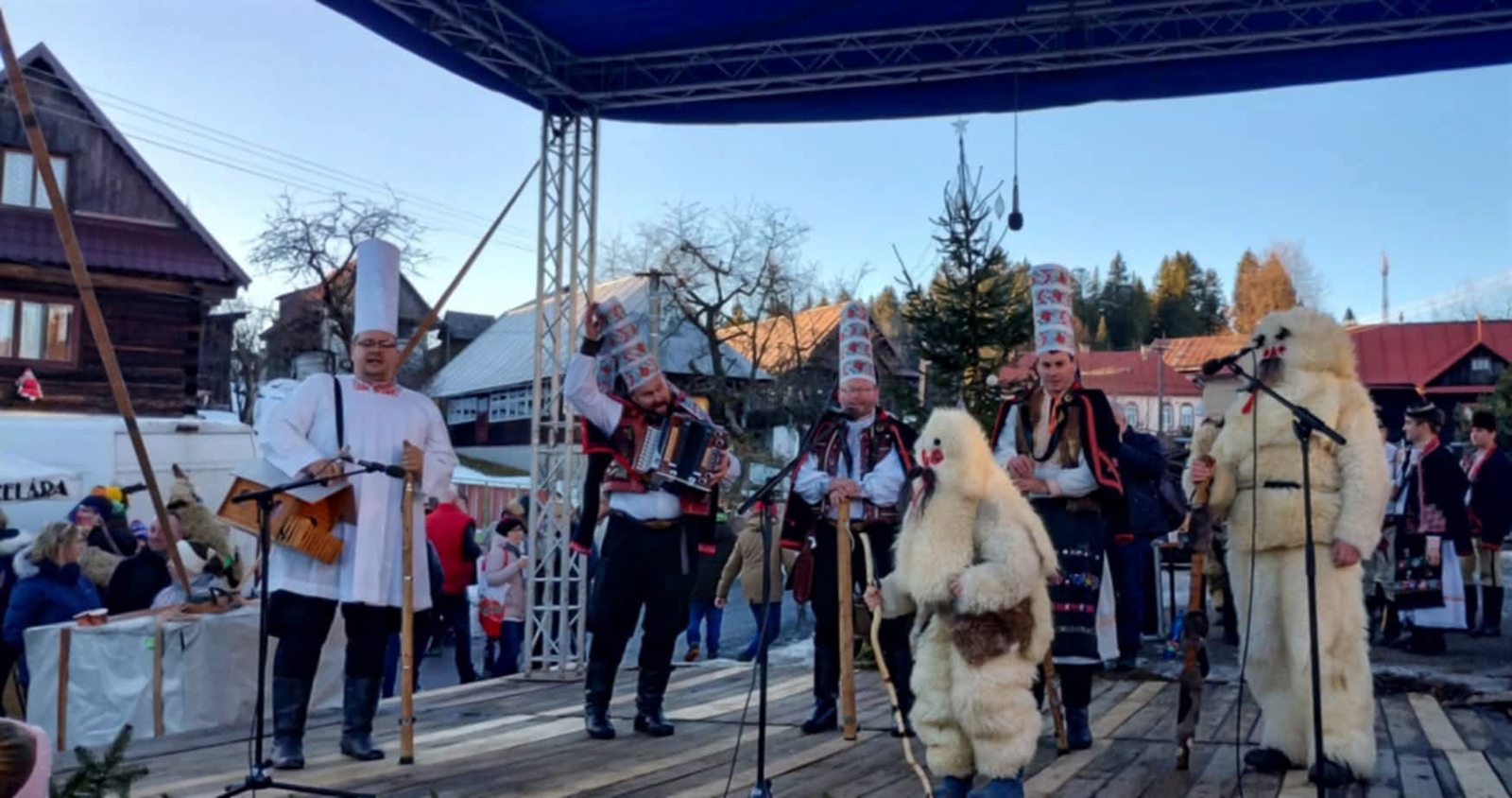 Fašiangové masky na pódiu
