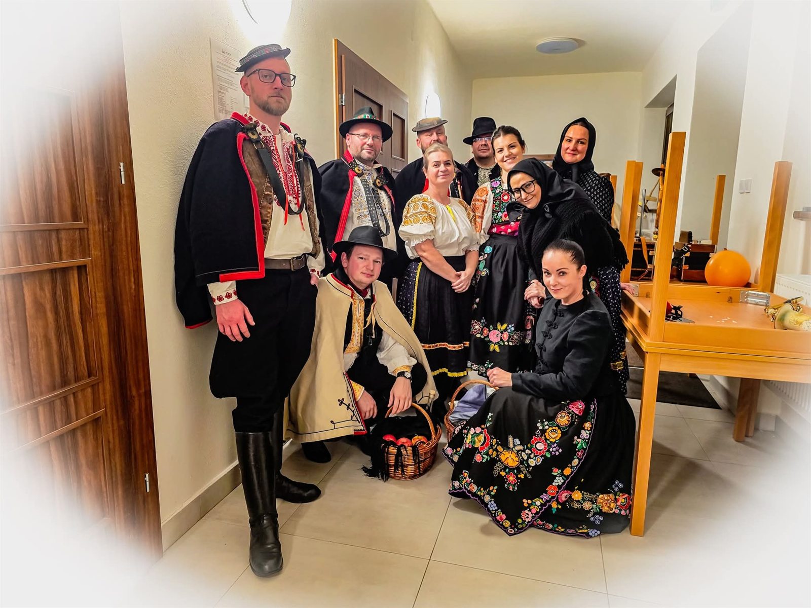 Spoločná fotografia skupiny v interiéri
