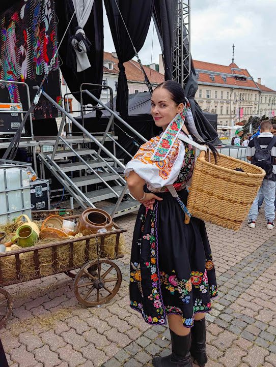 Členka FSk HRÁČI v kroji na jarmoku