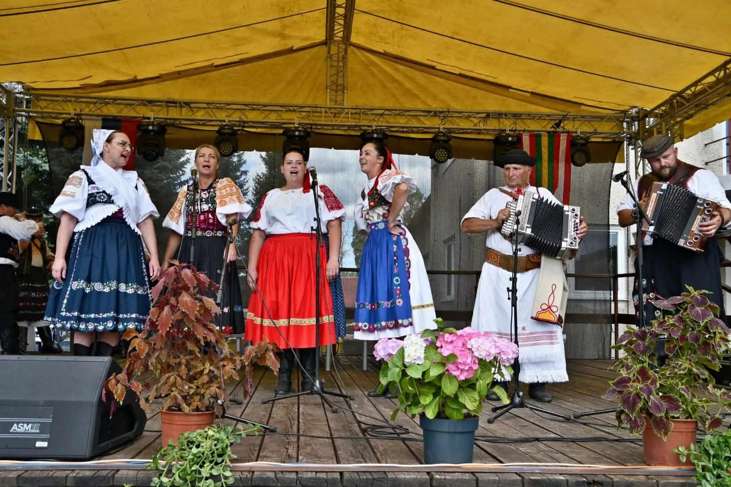 Vystúpenie pod žltým stanom