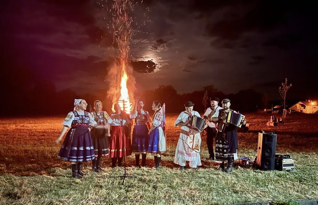 Nočná fotografia FSk HRÁČI pri ohni