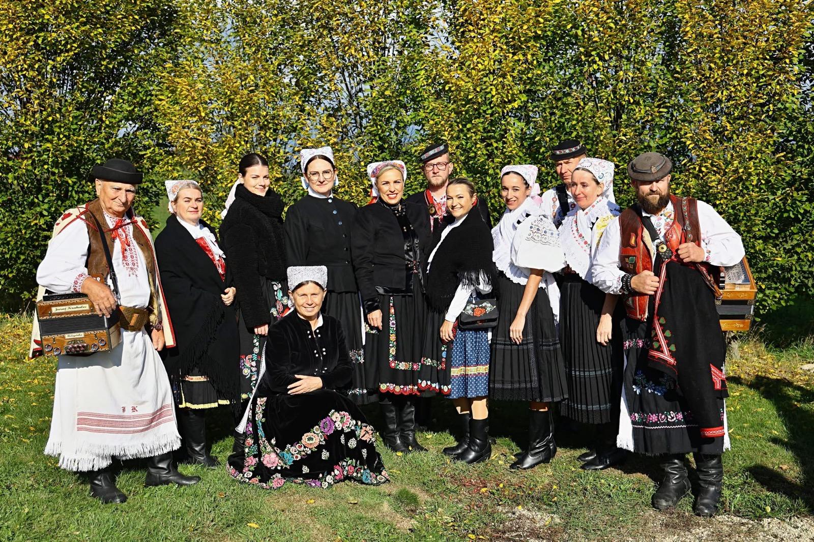 FSk HRÁČI v čiernych krojoch
